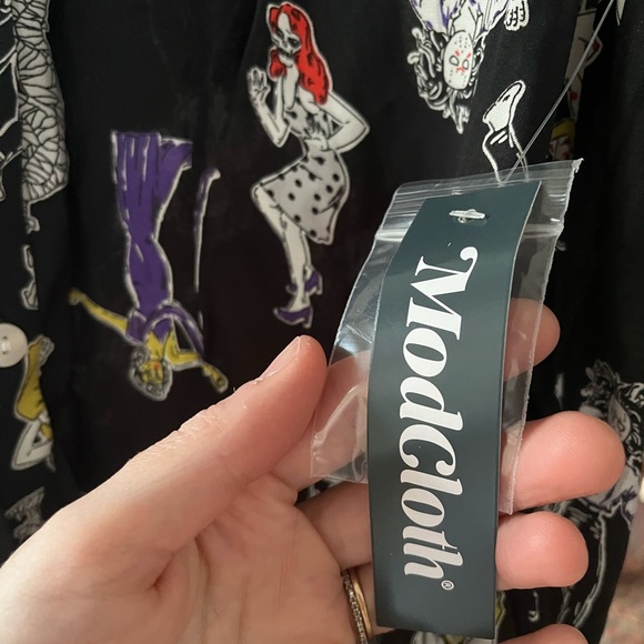 ModCloth Women’s Zombie Halloween Button Down Blouse Size Small NWT - Picture 4 of 4